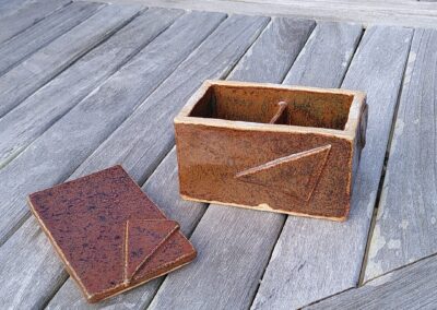 Boite en céramique rectangulaire de couleur rouge et cuite au bois
