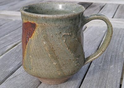 Mug facetté avec anse de couleur céladon et rouge.